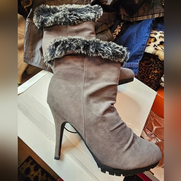 FASHIONABLE WOMAN STEVE MADDEN GRAY HIDDEN PLATFORM  ANKLE BOOTIES SIZE 11 - Picture 3 of 10